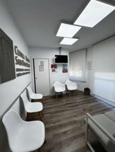 Sala de espera acogedora en clinica nancy leites jerez