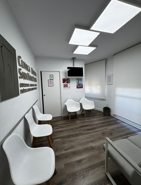Sala de espera acogedora en clinica nancy leites jerez