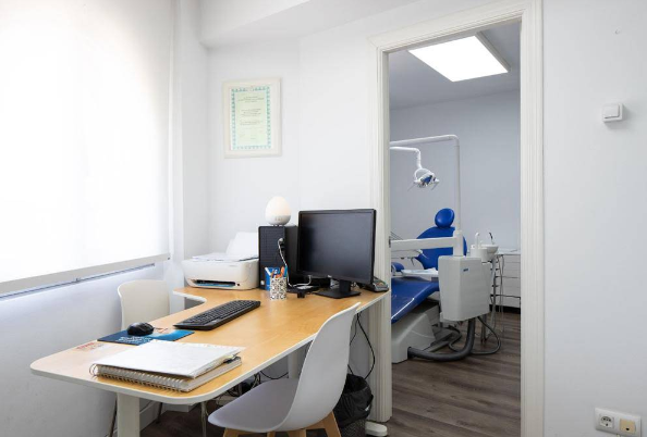 Especialista analizando radiografia dental para implantes en clinica nancy leites