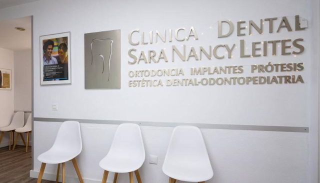 Doctora especialista mostrando modelo dental en clinica nancy leites